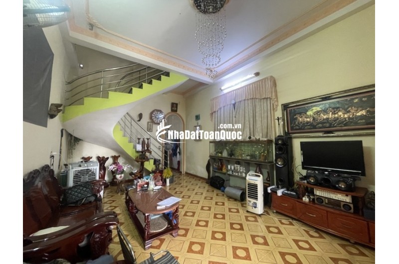 Bán nhà mặt phố Trương Văn Thành, Q.9, Hiệp Phú. DT 64m2, 2 tầng, 2PN. Sổ hồng, giá 4.9 tỷ. LH: 0933125879